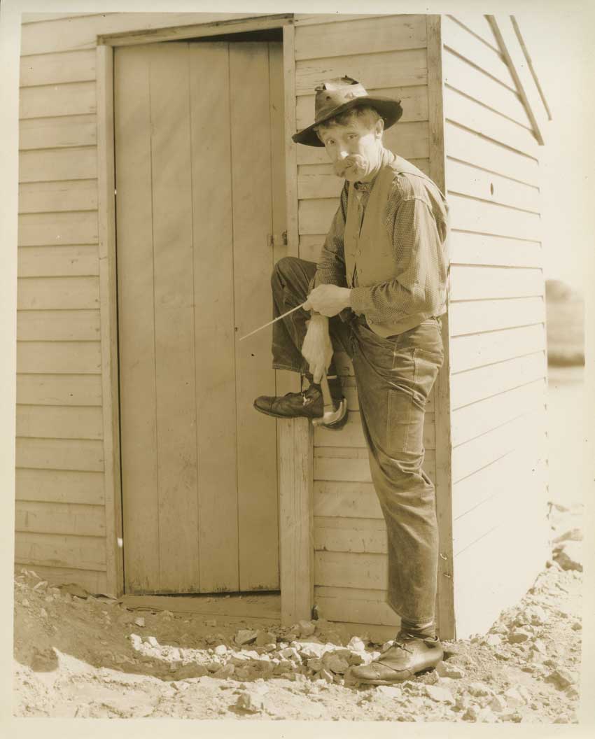 Chic Sale as champion privy builder Lem Putt, the fictional narrator of “The Specialist”.
